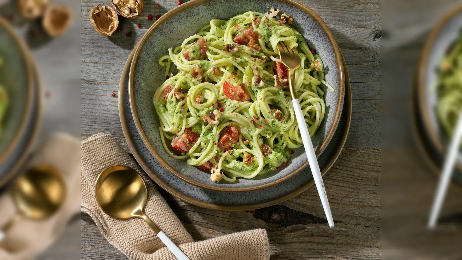 Dieser Nudelsalat mit Walnuss-Pesto und Kirschtomaten wird aus dem dünneren Bruder der Spaghetti gemacht - den Spaghettini.  (Foto: photoart/Christian Verlag/Susann Kreihe/dpa-tmn)