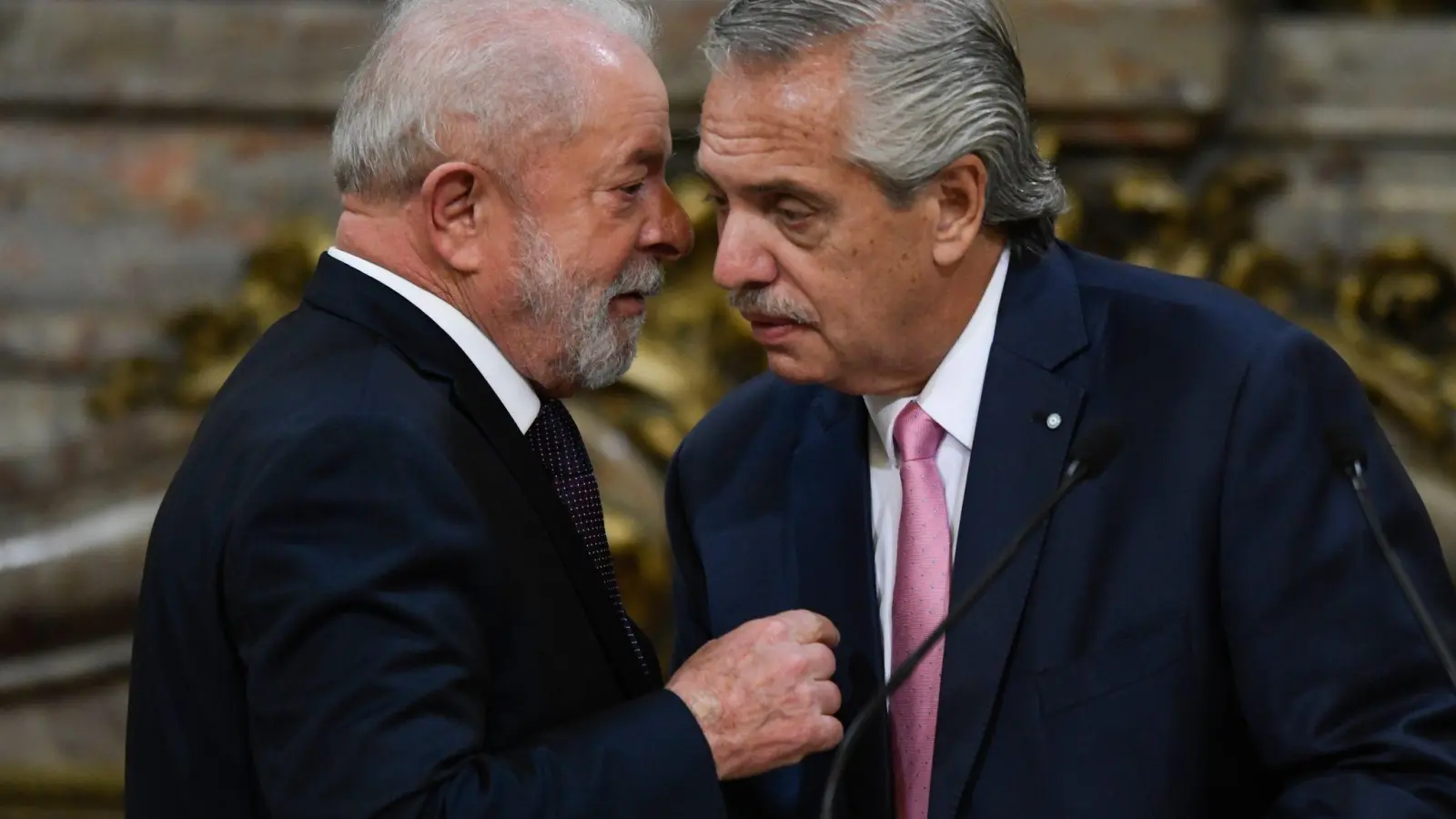 Brasiliens Präsident Luiz Inacio Lula da Silva (l) und Argentiniens Präsident Alberto Fernandez gemeinsam in Buenos Aires. (Foto: Gustavo Garello/AP/dpa)