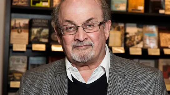 Salman Rushdie bei einer Veranstaltung in London. Der Schriftsteller soll sich nach der Messerattacke auf dem Weg der Besserung befinden. (Foto: Grant Pollard/Invision/AP/dpa)