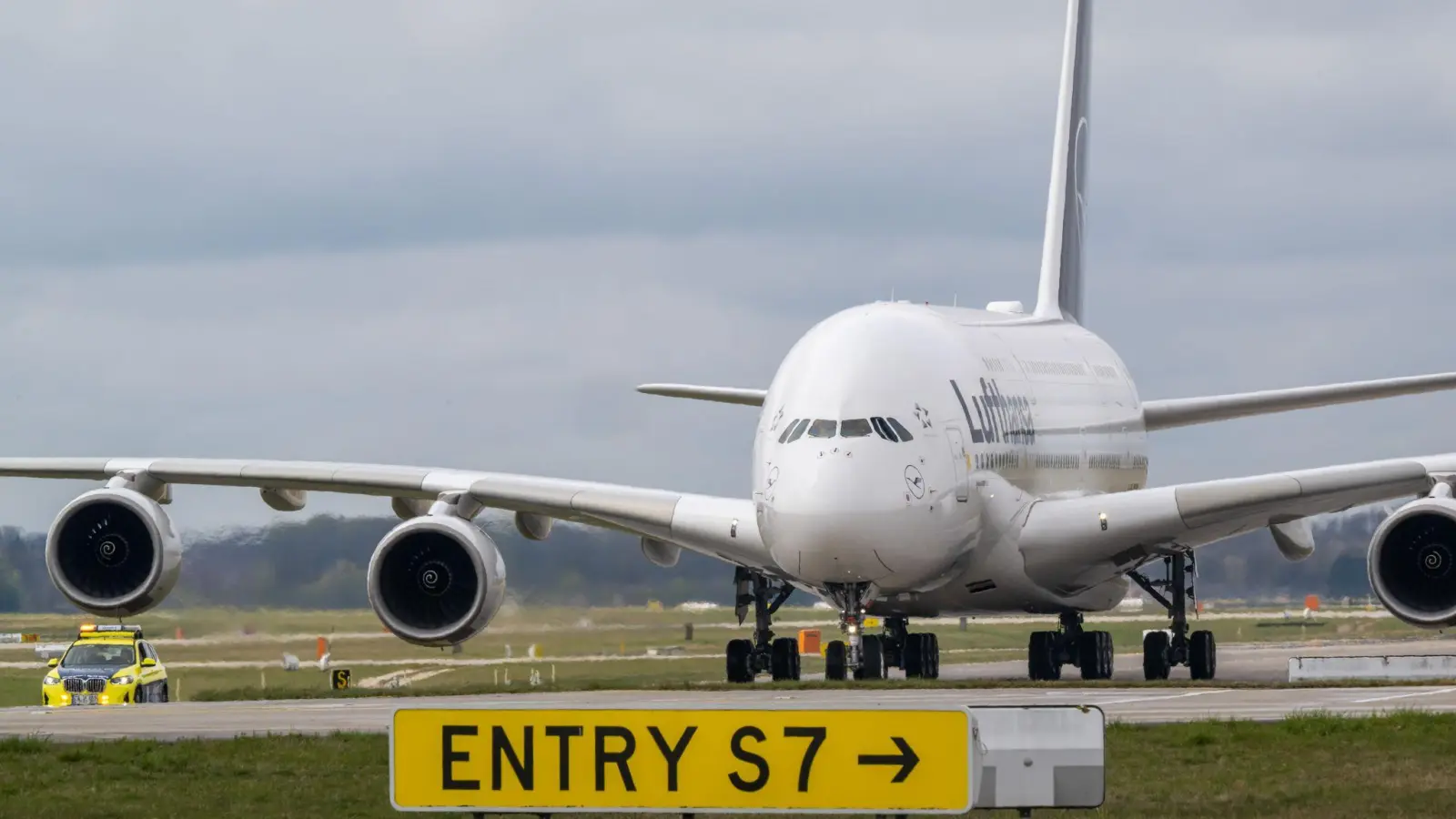 Für den Münchner Flughafen gelten während der Wiesn verschärfte Sicherheitsvorkehrungen. (Symbolbild) (Foto: Peter Kneffel/dpa)