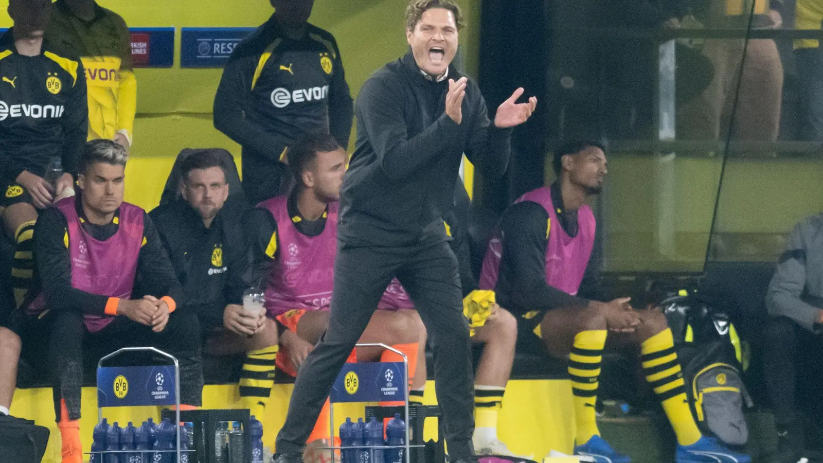 Dortmunds Trainer Edin Terzic glaubt weiter an die Chance auf ein Weiterkommen in der Champions League. (Foto: Bernd Thissen/dpa)