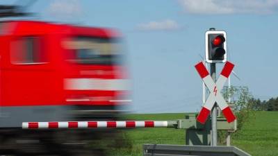 An einem beschrankten Bahnübergang in Deggendorf wurde eine 82-Jährige von einem Zug erfasst. (Symbolbild) (Foto: Patrick Pleul/dpa-Zentralbild/dpa)