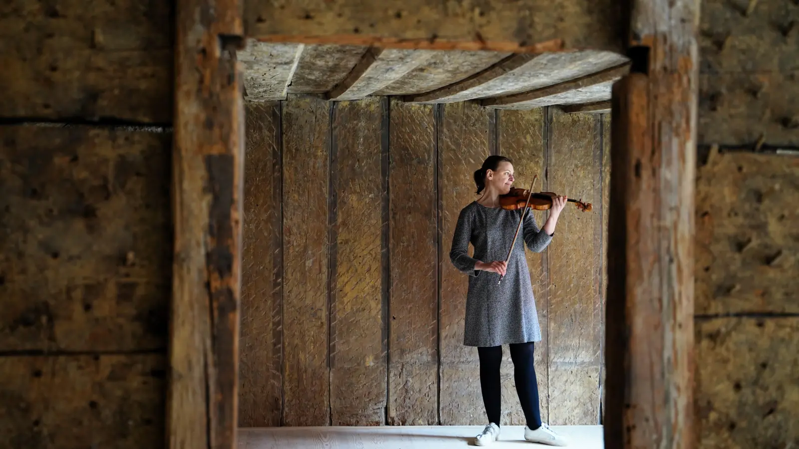 Wie ist der Klang? Wie ist die Stimmung? Auch in der Bohlenstube des Hauses in der Judengasse 10 packt Franziska Hölscher die Geige aus und spielt einige Töne. (Foto: Simone Hedler)