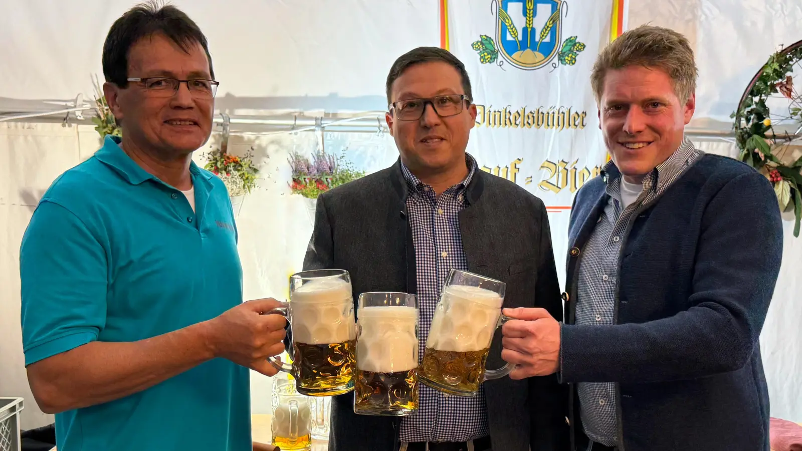 Beim ersten Prosit (von links): Vereinsvorsitzender Karlheinz Strauß, Bürgermeister Oliver Frank und Brauereichef Florian Hauf. (Foto: Ruth März)
