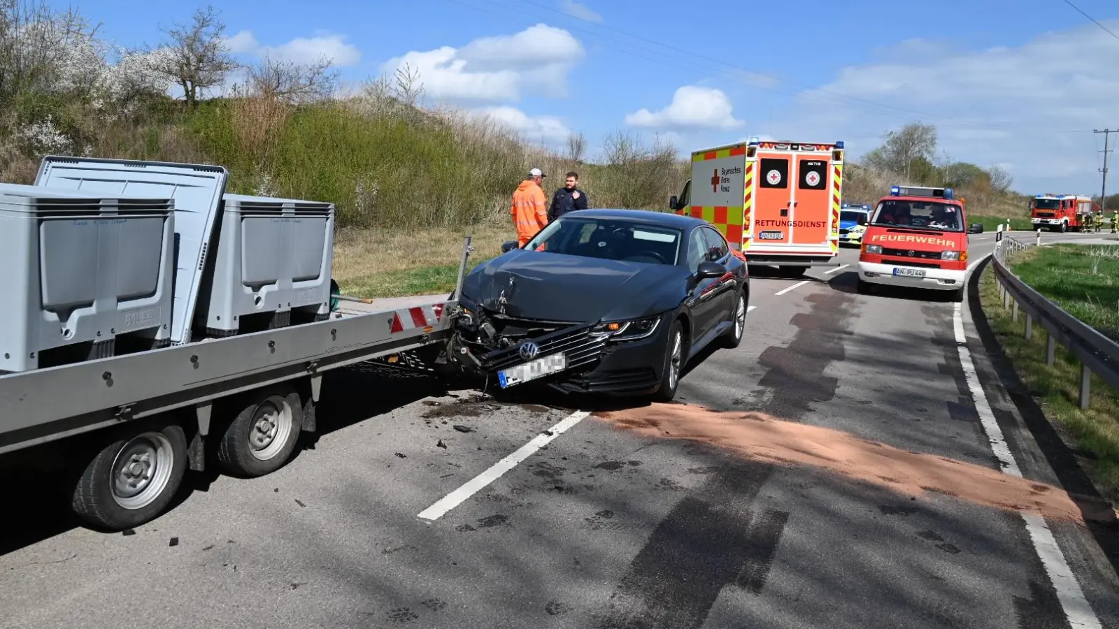 Das Heck eines Anhängers der Straßenmeisterei rammte eine 22-Jährige mit ihrer Limousine. (Foto: Wolfgang Grebenhof)