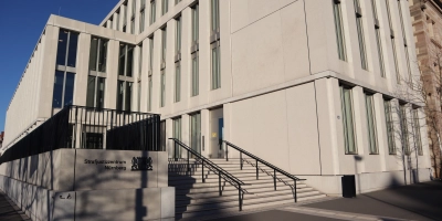 Im Nürnberger Strafjustizzentrum ging es zum Prozessauftakt sehr emotional zu. (Foto: Gudrun Bayer)