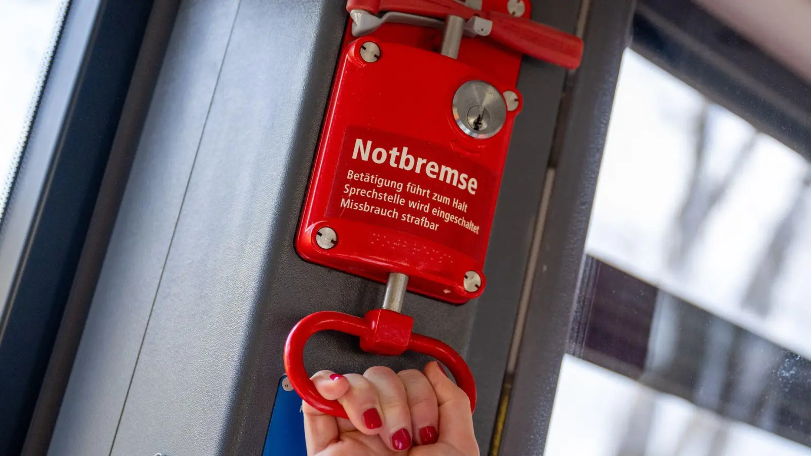 Nachdem ein Reisender die Notbremse gezogen hat, hielt der Regionalzug an. (Symbolbild) (Foto: Christophe Gateau/dpa)
