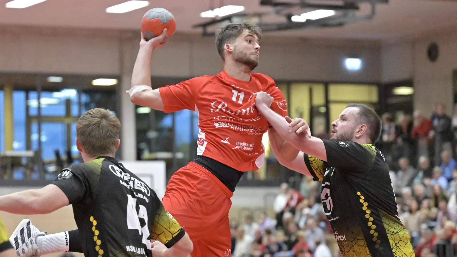 Beim Saisoneröffnungsspiel war Daniel Laugner (rechts) mit der HSG Lauf/Heroldsberg beim TSV Rothenburg (am Ball Anton Ehrlinger) zu Gast. (Foto: Martin Rügner)