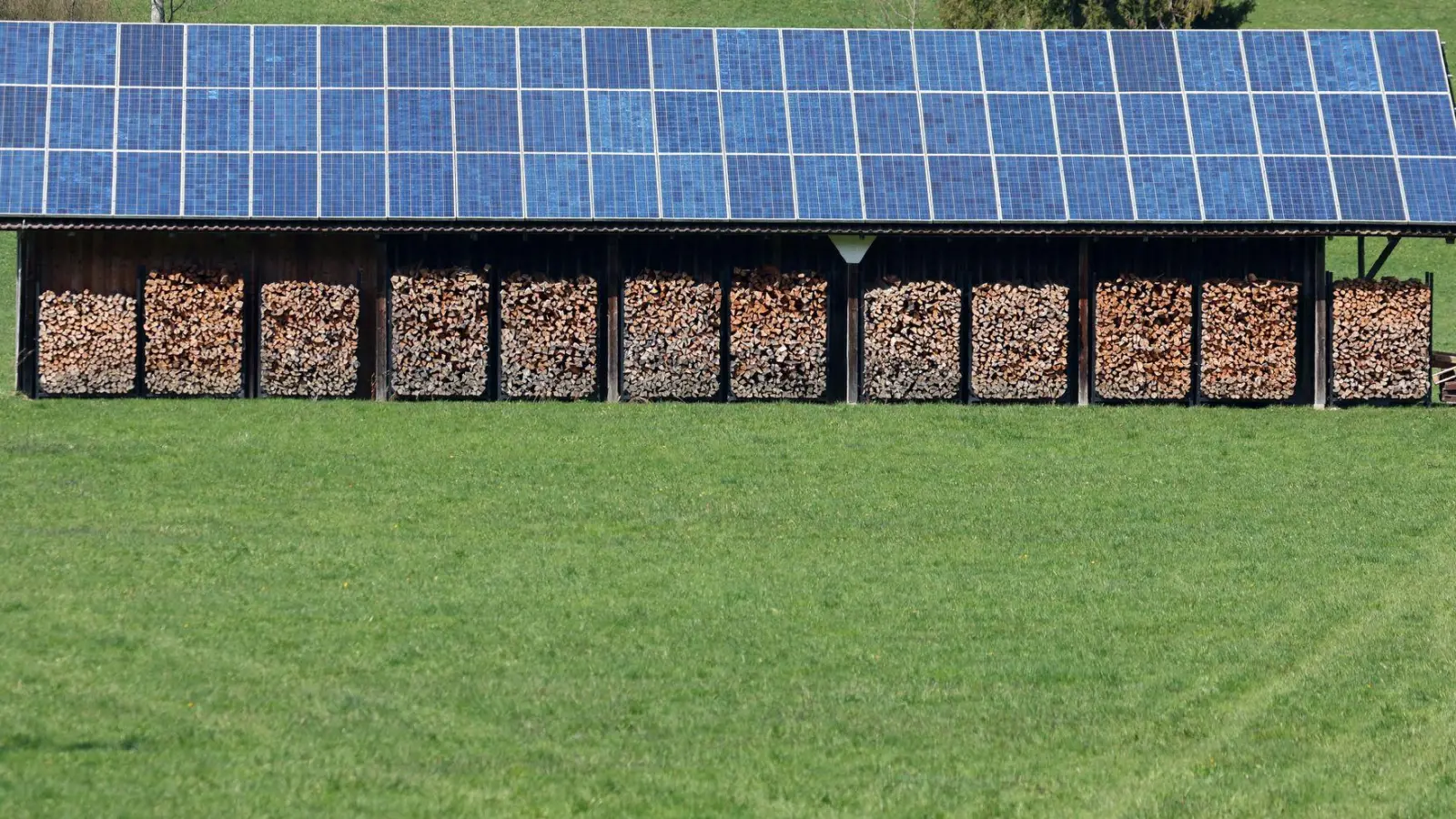 Die Solarenergie wird in Bayern schnell ausgebaut. Batteriespeicher sollen überschüssigen Ökostrom aufnehmen und das Netz stabilisieren. (Symbolbild) (Foto: Karl-Josef Hildenbrand/dpa)