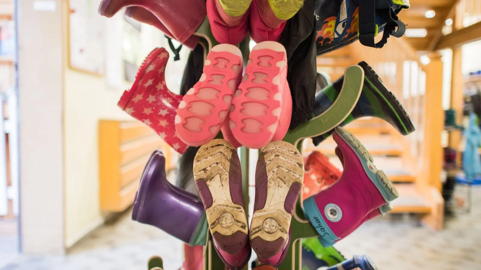 Kitas in Bayern sollen mehr Geld bekommen - wie lange angekündigt. (Foto: Andreas Arnold/dpa)