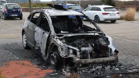 Aus noch ungeklärter Ursache brannte dieses Auto völlig aus. (Foto: Philipp Zimmermann)