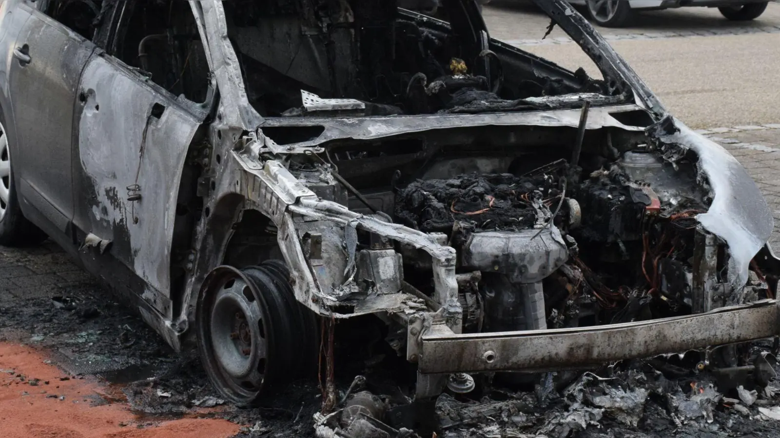 Aus noch ungeklärter Ursache brannte dieses Auto völlig aus. (Foto: Philipp Zimmermann)