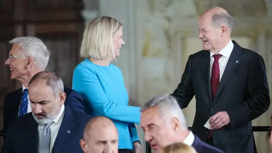 Bundeskanzler Olaf Scholz (SPD) unterhält sich mit Eva Magdalena Andersson, Ministerpräsidentin von Schweden. (Foto: Kay Nietfeld/dpa)