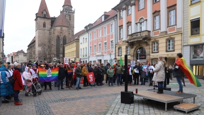 Der Christopher Street Day begann und endete auf dem Martin-Luther-Platz. Auf dem Podium standen zu Beginn Versammlungsleiterin Klara Trenkner und ihr Vertreter Tobias Gaisser. (Foto: Oliver Herbst)