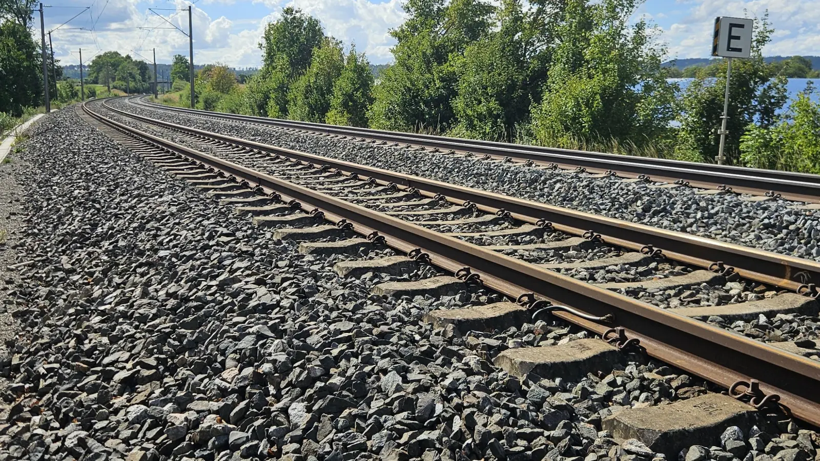 Kein Zug in Sicht: Die Bahnstrecke zwischen Wiedersbach und Dombühl bleibt weiterhin gesperrt.  (Foto: Wolfgang Grebenhof)