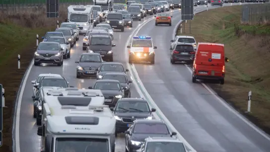 Fahrzeuge stehen auf der Bundesstraße 96 vor der Rügenbrücke im Abreisestau. Nach der Pandemie machen die Deutschen wieder mehr  Urlaub. (Foto: Stefan Sauer/dpa)