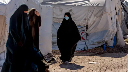 Frauen gehen durch das Gefangenenlager Roj im Nordosten Syriens. (Foto: Baderkhan Ahmad/AP/dpa)