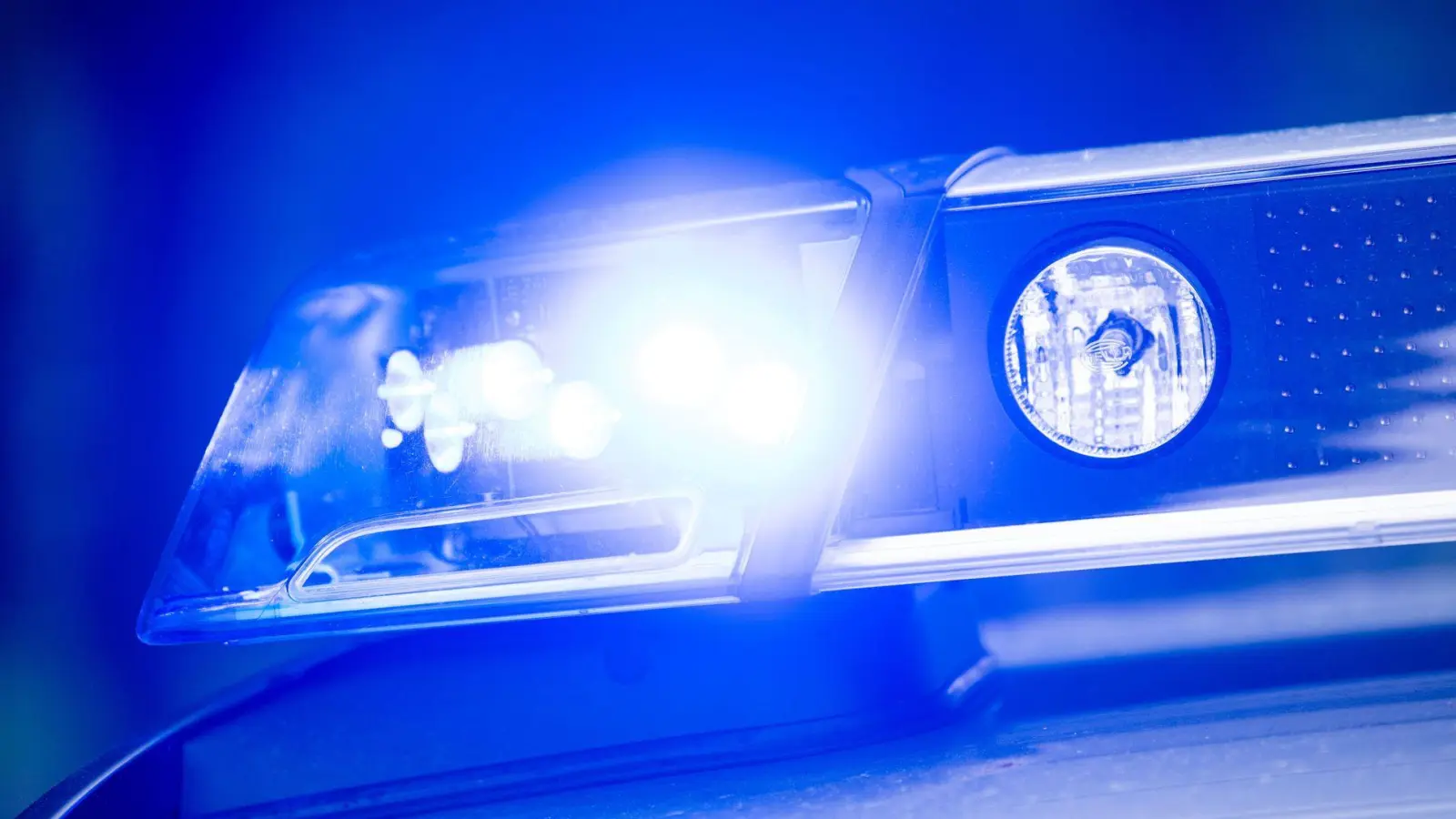 Von Katterbach in Richtung Ansbach war ein 20-jähriger Autofahrer unterwegs. Er war erheblich alkoholisiert, wie die Polizei feststellte.  (Symbolbild: Lino Mirgeler/dpa)
