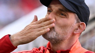 Münchens Trainer Thomas Tuchel wirft den Fans einen Kuss zu. (Foto: Lukas Barth/dpa)
