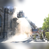 Eine große weiße Rauchwolke umhüllte die Promenade vor dem Gebäude des Landgerichts. (Foto: Luca Paul)
