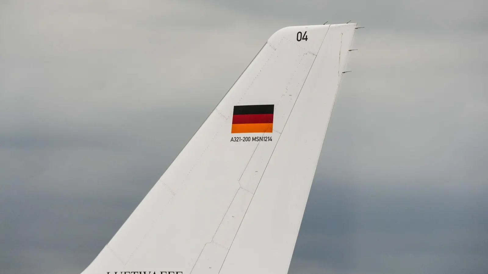 Das Leitwerk des A321-200 des Flugzeugs der Luftwaffe. (Foto: Soeren Stache/dpa)