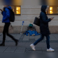 Ein Obdachloser in München. (Symbolbild) (Foto: Peter Kneffel/dpa)