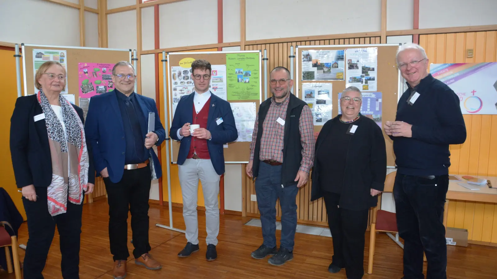 Auch der ökumenische Austausch wurde bei der Synode des neuen evangelischen Dekanats „An Sulzach und Wörnitz” gepflegt (von links): Roswitha Fingerhut, Rainer Schülein, der katholische Pfarrer Ulrich Schmidt, Karl Neuberger, Dekanin Uta Lehner und der katholische Pfarrer Christoph Matejczuk.  (Foto: Peter Tippl)