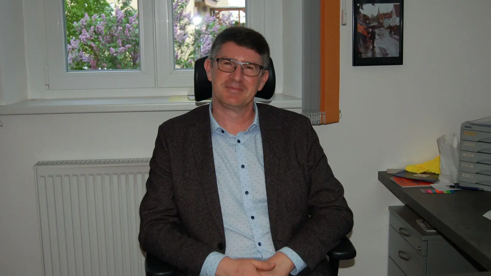 Dietersheims neuer Erster Bürgermeister Jürgen Meyer kurz nach seiner Wahl an seinem Arbeitsplatz im Rathaus. Er hofft auf eine weiterhin gute Zusammenarbeit im Gemeinderat. (Foto: Christa Frühwald)