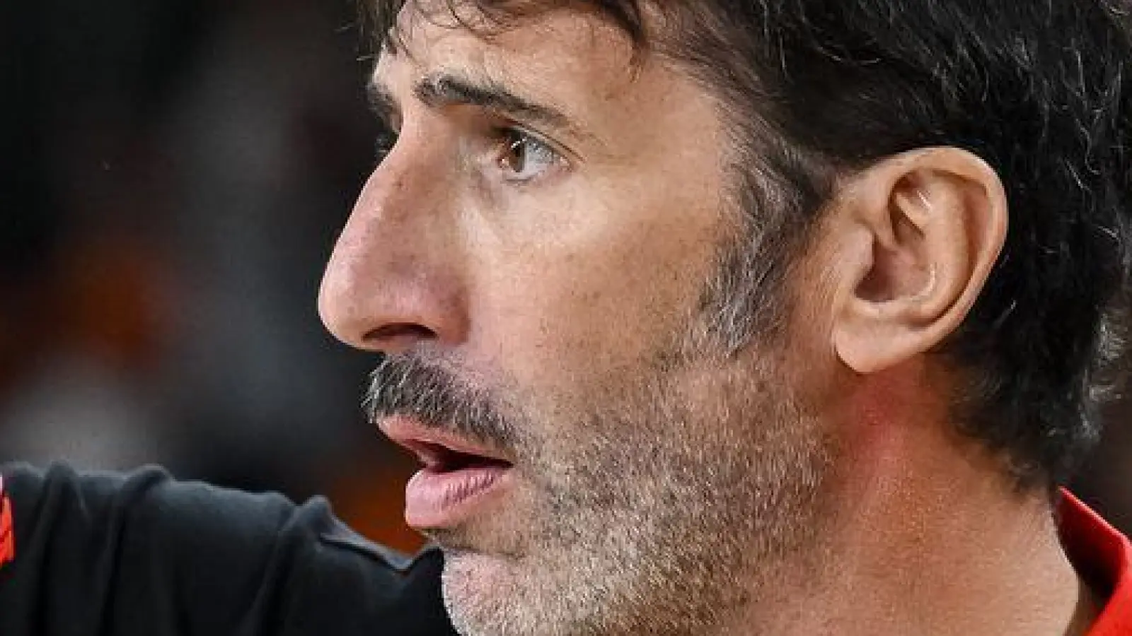 Alex Mumbru dirigiert wieder das Nationalteam. (Foto: Harry Langer/dpa)