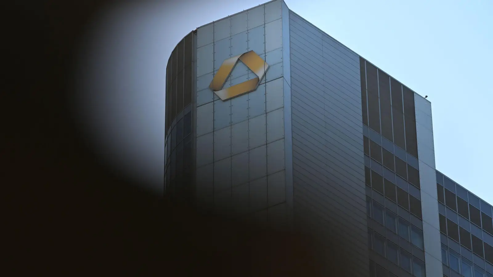 Wird die Commerzbank von der Unicredit übernommen? Die Italiener machen Druck. (Archivbild) (Foto: Michael Brandt/dpa)