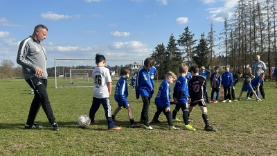 Es geht weniger um die Stars von morgen als um den gesellschaftlichen Auftrag: Beim ESV Eyb jagen derzeit rund 300 Kinder und Jugendliche dem Ball nach – unter nicht ganz leichten Bedingungen. (Foto: Florian Pöhlmann)