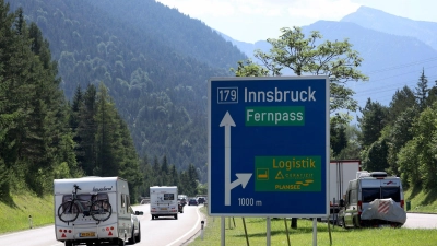 Behörden rufen dazu auf, die wichtige Alpenroute am Samstag zu meiden. (Foto: Karl-Josef Hildenbrand/dpa)