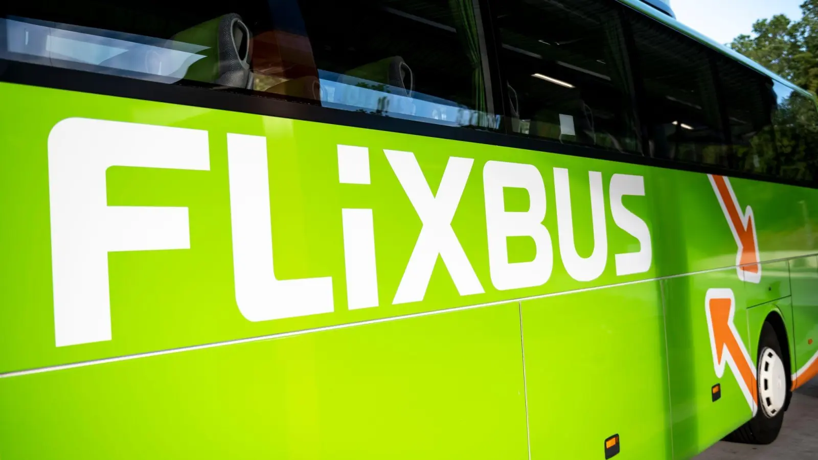 Ein Flixbus steht im Zentralen Omnibusbahnhof in Berlin. (Foto: Fabian Sommer/dpa)