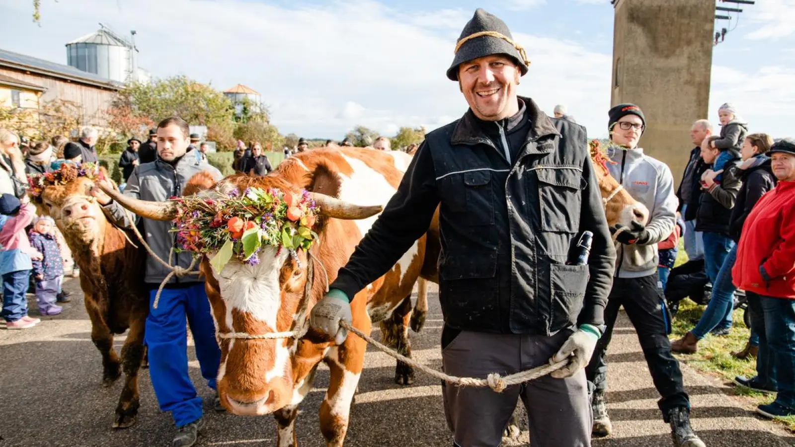 Bunt geschmückte Kühe und gut gelaunte Menschen: Freuen Sie sich auf das beliebte Alm-Spektakel in Gailroth! (Foto: Bettina Schmitt)