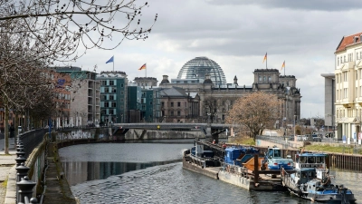Am Schiffbauerdamm - rechtes Spreeufer Richtung Reichstagsgebäude - entsteht ein neues Quartier unter anderem mit Bundestagsbüros. Ein Teil des Projekts soll nach dem Willen von Bundestagspräsidentin Julia Klöckner (CDU) und Vizepräsident Omid Nouripour aber aus Kostengründen gestoppt werden. (Archivbild) (Foto: Jens Kalaene/dpa-Zentralbild/ZB)