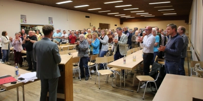 Bei seiner letzten Bürgerversammlung als Stadtoberhaupt von Ornbau bekam Marco Meier von den Zuhörenden stehende Ovationen. (Foto: Alexander Biernoth)