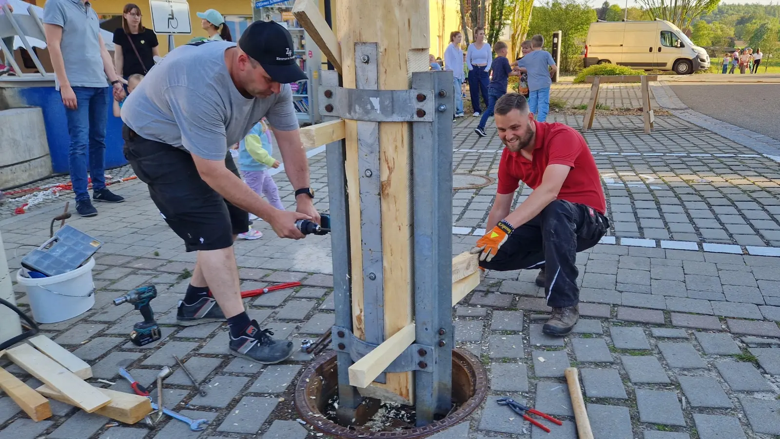 Gemeinderat Eschenbacher und Zimmermann Neidlein beim Aufstellen des diesjährigen Maibaums.  (Foto: Friedrich Strohmeier)