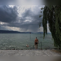 Am Montag und Dienstag wird es der Vorhersage zufolge bewölkt und schwülwarm sein.  (Foto: Karl-Josef Hildenbrand/dpa)