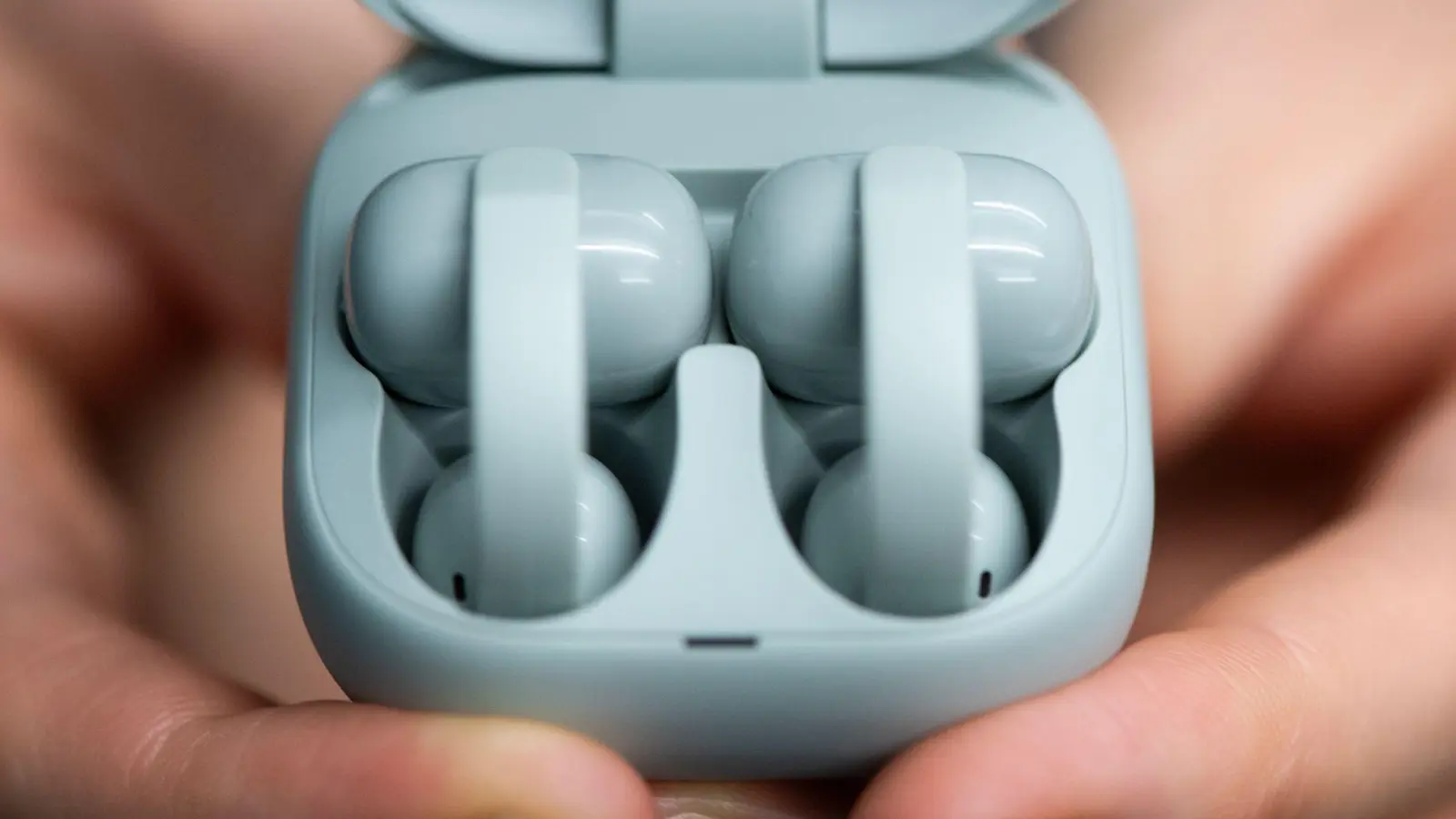 Sonys LinkBuds Clip sehen anders aus als viele andere Kopfhörer. Ihre offene Bauweise in zwei Teilen mit Clip ist meist noch ein echter Hingucker. (Foto: Franziska Gabbert/dpa-tmn)