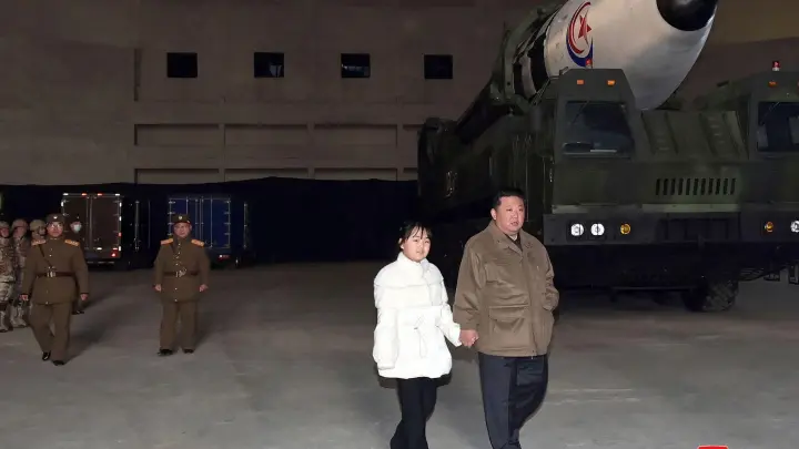 Nordkoreas Machthaber Kim Jong-un zeigt sich erstmals in Begleitung seiner Tochter. (Foto: -/KCNA/dpa)