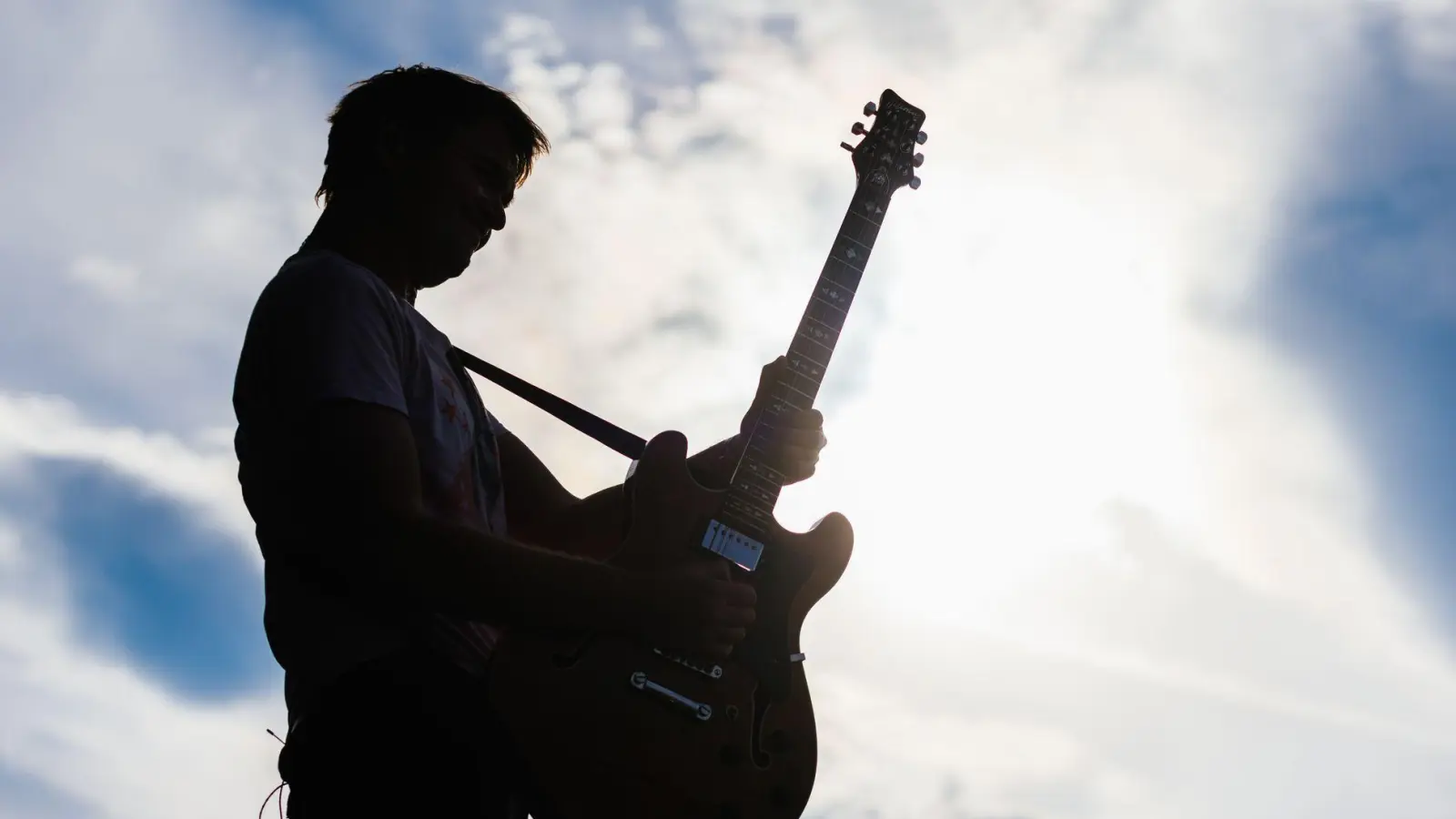 Als Vorlage für die KI dienen echte Musikerinnen und Musiker. (Symbolbild) (Foto: Philipp von Ditfurth/dpa)