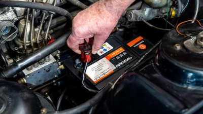 Hitze, häufige Kurzstrecken und lange Standzeiten belasten die Batterie und verkürzen ihre Lebensdauer. (Foto: Benjamin Nolte/dpa-tmn)