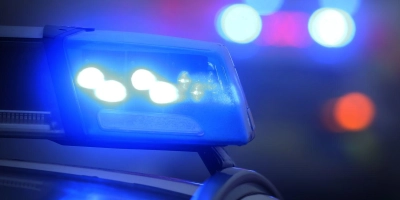 Eine Zeugin hat der Polizei Hinweise zur Fluchtroute der Täter gegeben. Die beiden Unbekannten hatten am Mittwochabend einen Drogeriemarkt in Ansbach überfallen. (Symbolbild: Karl-Josef Hildenbrand/dpa)