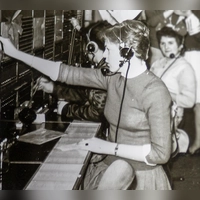 Lange ist es her, seit Jutta Görl (vorne im Bild) als Telefonistin arbeitete.  (Repro: Mirko Fryska)