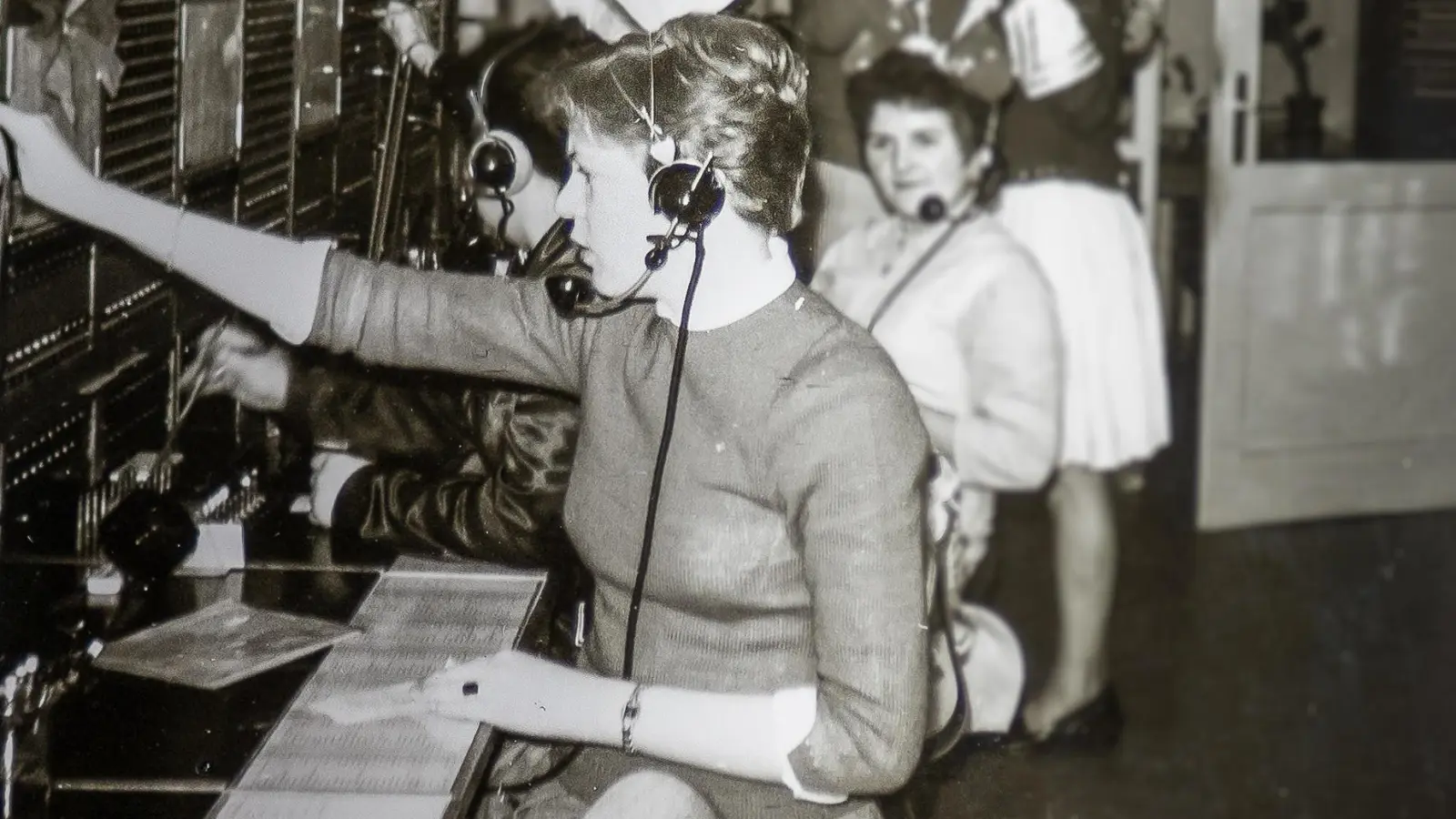 Lange ist es her, seit Jutta Görl (vorne im Bild) als Telefonistin arbeitete.  (Repro: Mirko Fryska)