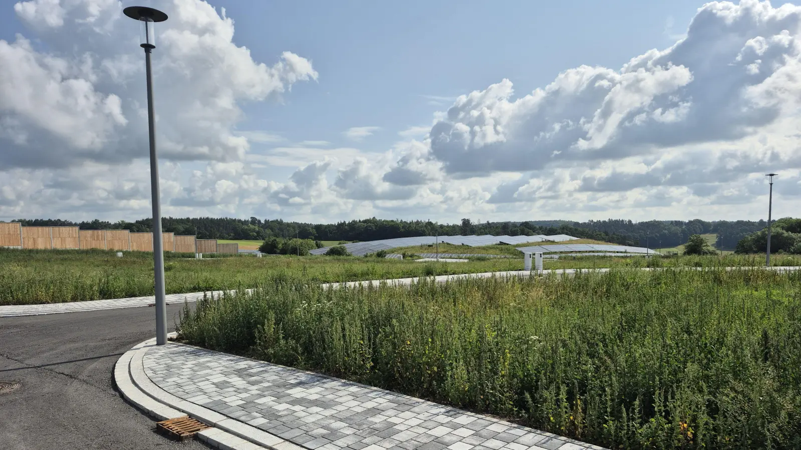 Das Baugebiet Hochschule in Feuchtwangen. Mit einer Änderung des Bebauungsplans hat der Fachausschuss des Stadtrats die Fläche im Hintergrund für ein Vorhaben der BayernHeim gewidmet. Rund 100 geförderte Wohnungen könnte die Gesellschaft des Freistaats hier schaffen. (Foto: Peter Zumach)