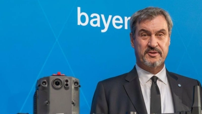 Ministerpräsident Söders Botschaft für den Umgang mit Drohnen ist klar: Abschießen statt Abwarten.  (Foto: Peter Kneffel/dpa)