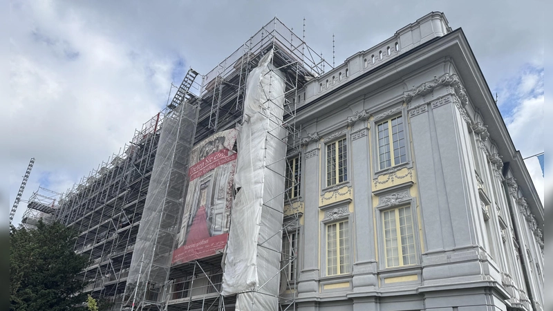Während die bereits sanierte Hauptfassade des Schlosses wieder in voller Pracht zu sehen ist, steht im Südwesten in Richtung Karl-Burkhardt-Platz weiterhin ein riesiges Gerüst.  (Foto: Lara Hausleitner)