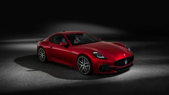 Optisch hat Maserati den Granturismo nur dezent modernisiert. Er steht aber auf einer neuen Plattform, die alte Verbrenner- und neue E-Auto-Welt vereinen soll. (Foto: Maserati/dpa-tmn)