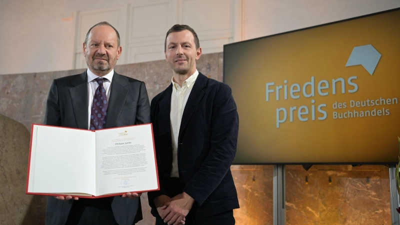 Der Vorsteher des Börsenvereins, Sebastian Guggolz (rechts), überreichte die Urkunde an Philippe Sands. (Foto: Hannes P. Albert/dpa POOL/dpa)
